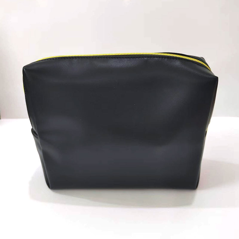 Bolsa preta com zíper em PU
